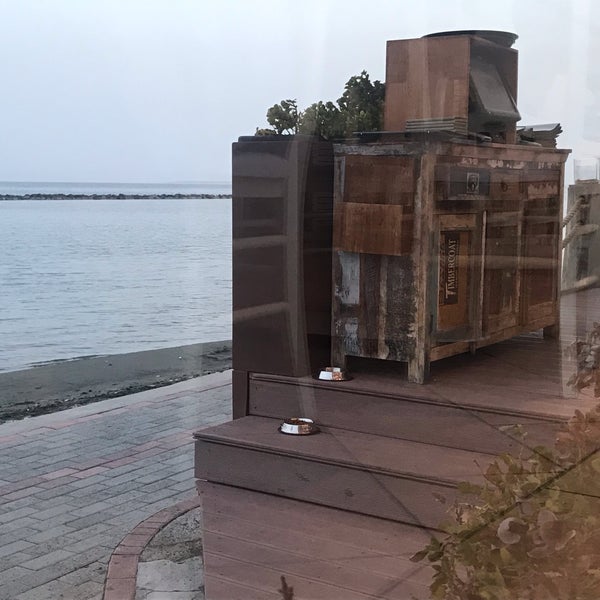 Foto tirada no(a) La Isla Beach Bar Restaurant por Маргарита К. em 5/1/2019