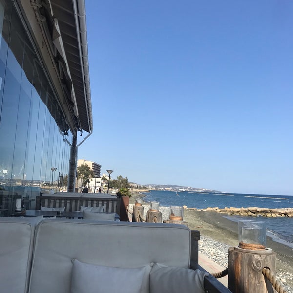Foto tomada en La Isla Beach Bar Restaurant  por Маргарита К. el 5/1/2019