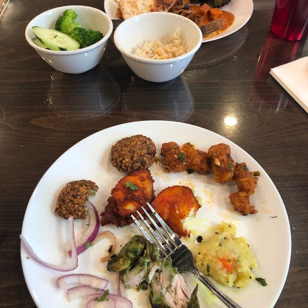 Снимок сделан в Bay Leaf Indian Cuisine пользователем Sanjuu A. 11/23/2019