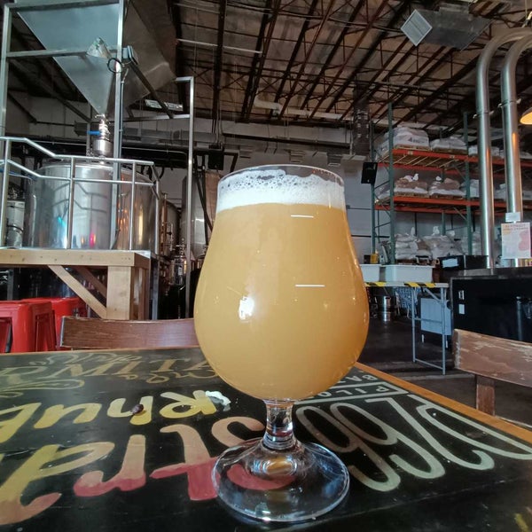 Photo taken at Aeronaut Brewing Company by Gary L. on 4/10/2022
