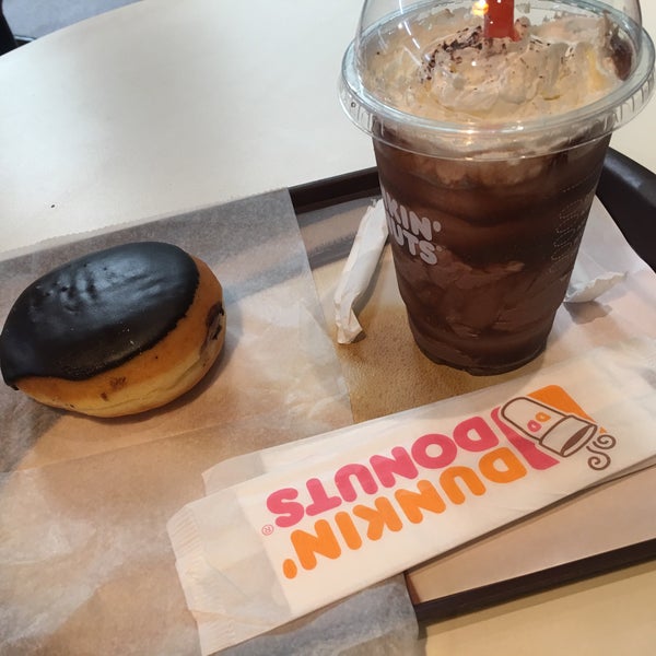 Photo taken at Dunkin&#39; Donuts by Waneska Leticia S. on 5/7/2017