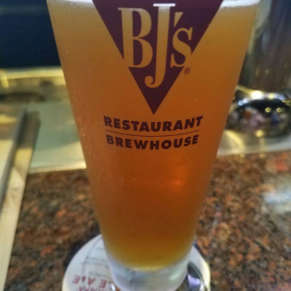 Photo taken at BJ&#39;s Restaurant &amp; Brewhouse by William M. on 4/20/2018