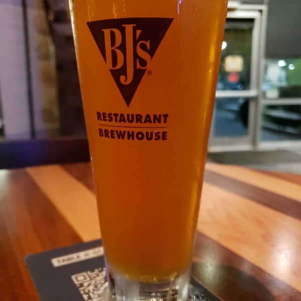 Photo taken at BJ&#39;s Restaurant &amp; Brewhouse by William M. on 10/14/2021