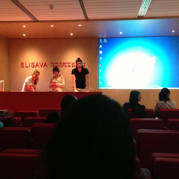 Photo prise au Elisava - Escola Universitaria de Disseny i Enginyeria de Barcelona par Fernando A. le4/19/2013