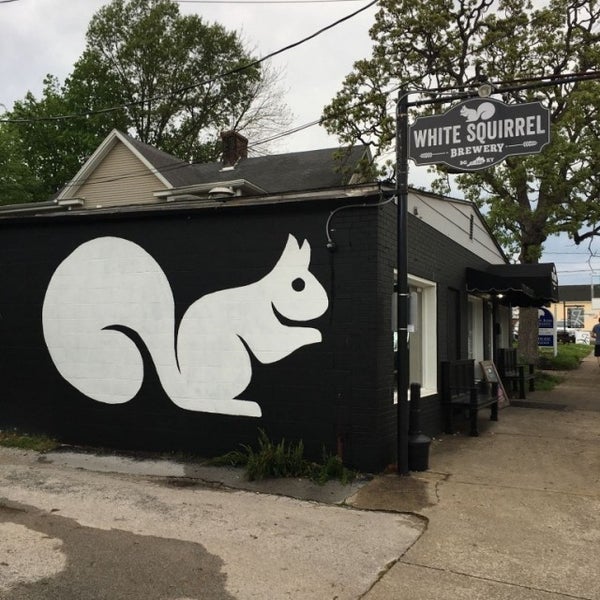 Foto tirada no(a) White Squirrel Brewery por Ty C. em 4/20/2017