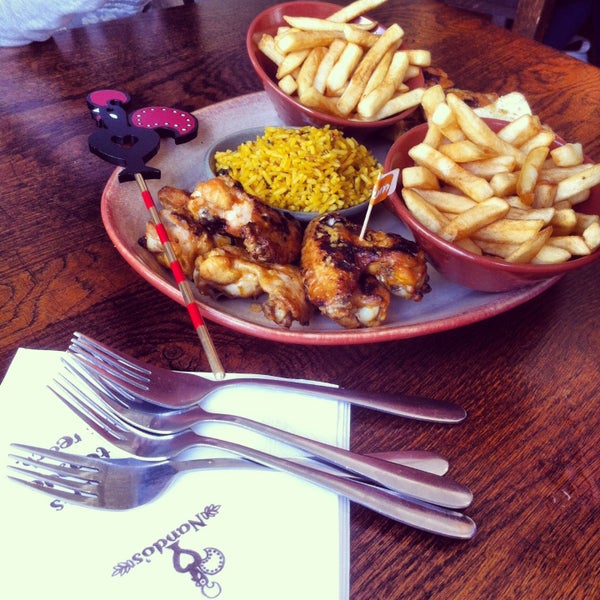 รูปภาพถ่ายที่ Nando&#39;s โดย KwanWai L. เมื่อ 4/27/2013