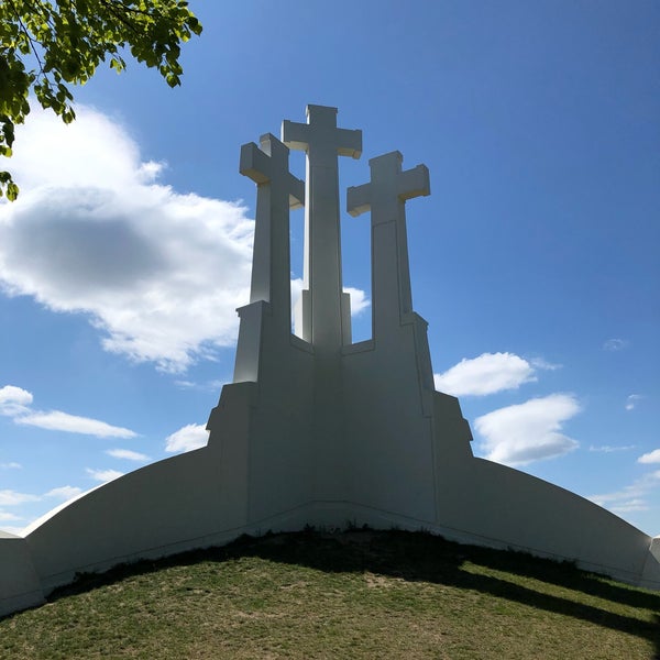 รูปภาพถ่ายที่ Hill of Three Crosses Lookout โดย Mark G. เมื่อ 5/9/2019