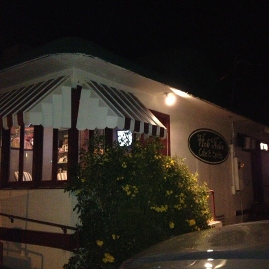 Foto scattata a Hob Nobs Cafe &amp; Spirits da Rick B. il 12/8/2012