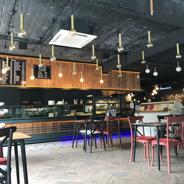 Foto diambil di Violet Keyif Cafe &amp; Restaurant oleh Murat K. pada 8/31/2019