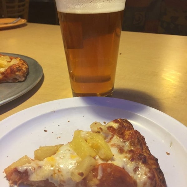 Straw Hat Pizza Pizzeria in Rohnert Park