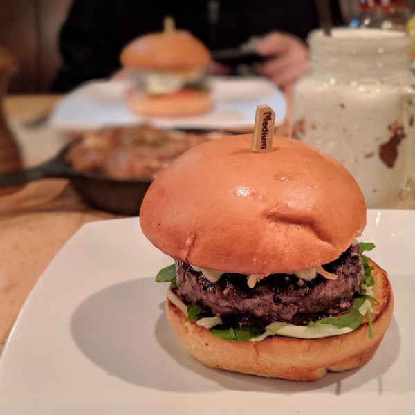 10/9/2018にDomoが8oz Burger Barで撮った写真