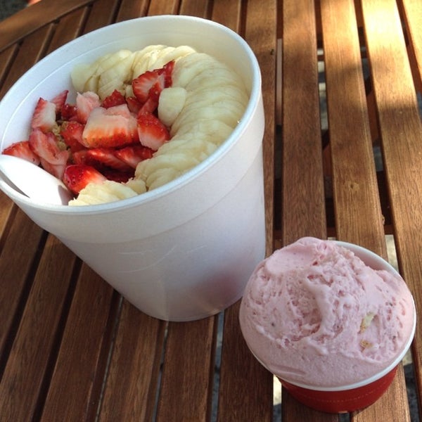 Photo taken at Strawberry Fields Smoothies &amp; Gelato by Byram on 7/25/2014