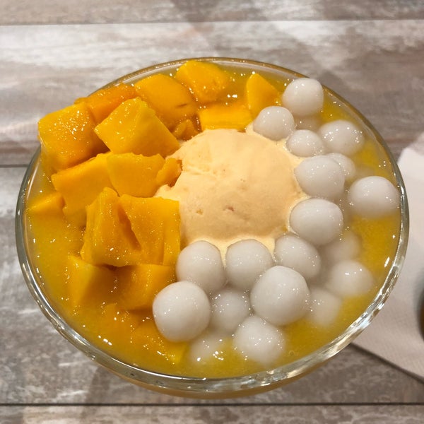 Photo taken at Mango Mango Dessert by Deborah B. on 7/30/2018