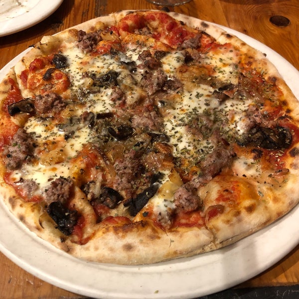 1/22/2020 tarihinde Hai-Bo T.ziyaretçi tarafından Pizzeria Defina'de çekilen fotoğraf