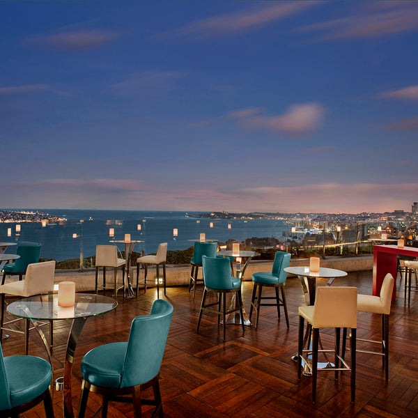 4/16/2019 tarihinde Summit Bar &amp; Terraceziyaretçi tarafından Summit Bar &amp; Terrace'de çekilen fotoğraf