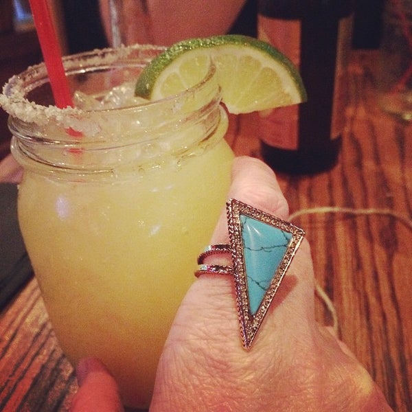 Das Foto wurde bei Villa Tequila Bar + Cocina von Amy A. am 6/13/2015 aufgenommen