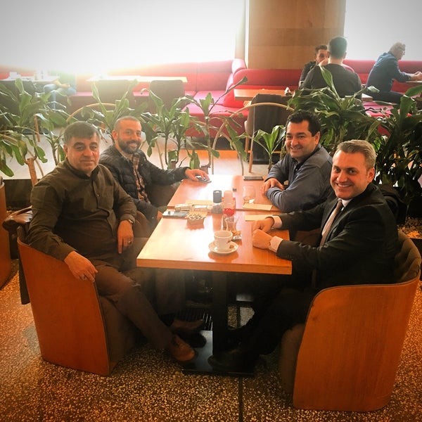 Foto diambil di Ve Cafe &amp; Restaurant oleh Behlül Ü. pada 2/22/2018