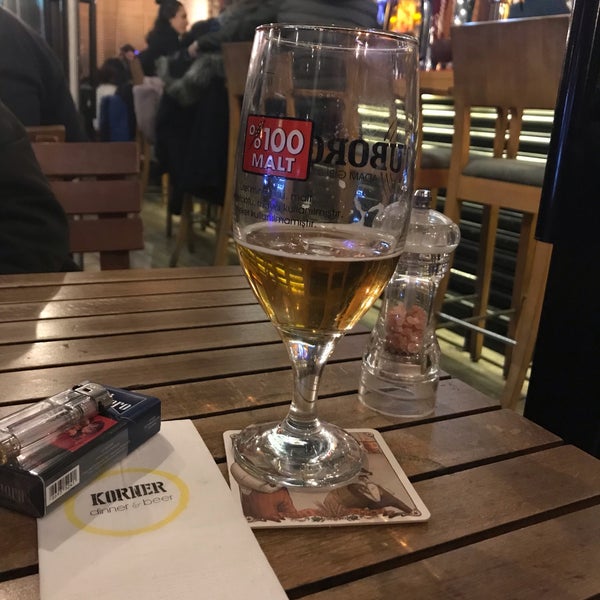 รูปภาพถ่ายที่ Korner Dinner &amp; Beer Cafe โดย Evren Ü. เมื่อ 12/31/2019