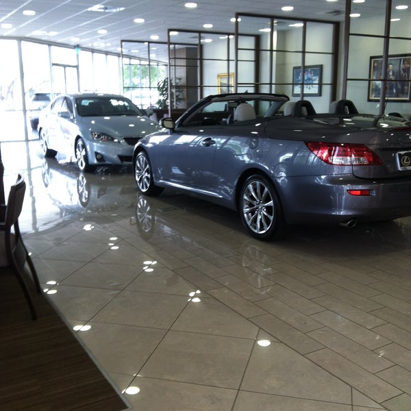 รูปภาพถ่ายที่ Lexus of Austin โดย Paul เมื่อ 4/29/2013