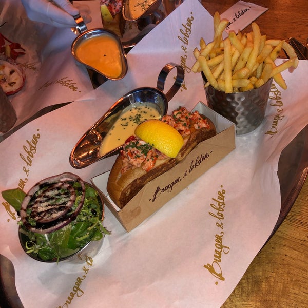 Foto diambil di Burger &amp; Lobster oleh R .. pada 12/2/2019