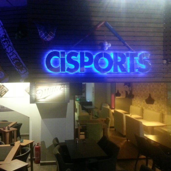 รูปภาพถ่ายที่ CiSports โดย Özgür K. เมื่อ 9/12/2013