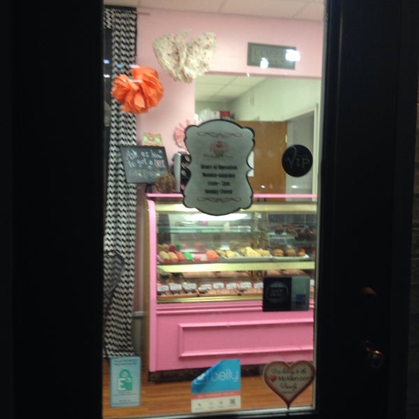 11/6/2013 tarihinde Perla M.ziyaretçi tarafından CC&#39;s Sweets &amp; Tweets'de çekilen fotoğraf