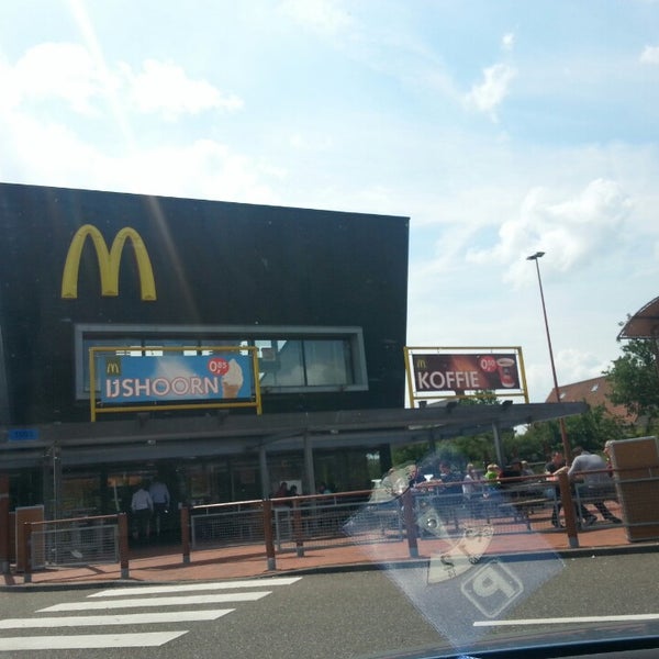 Foto diambil di McDonald&#39;s oleh €rik - SU5 pada 6/26/2014