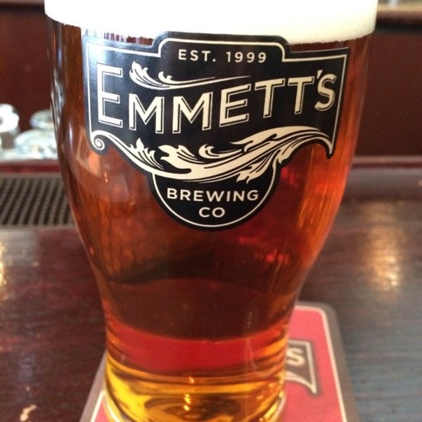 Foto scattata a Emmett&#39;s Tavern &amp; Brewing Co. da D F. il 3/31/2015