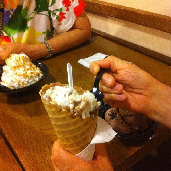 Foto tirada no(a) Bubbies Homemade Ice Cream &amp; Desserts por Lily M. em 4/27/2013