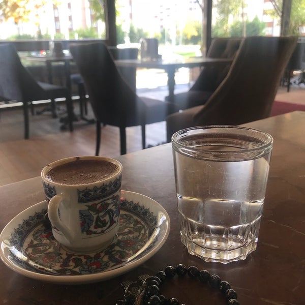 Sunum güzel ve çalışanlar güler yüzlü tavsiye ederim özellikle türk kahvesini :)