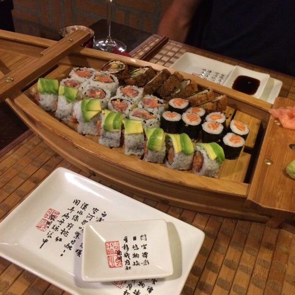 รูปภาพถ่ายที่ Tokyo Sushi โดย Alice D. เมื่อ 8/2/2016
