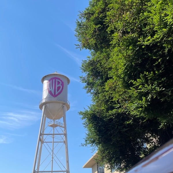 รูปภาพถ่ายที่ Warner Bros. Studios โดย Jana เมื่อ 7/16/2023