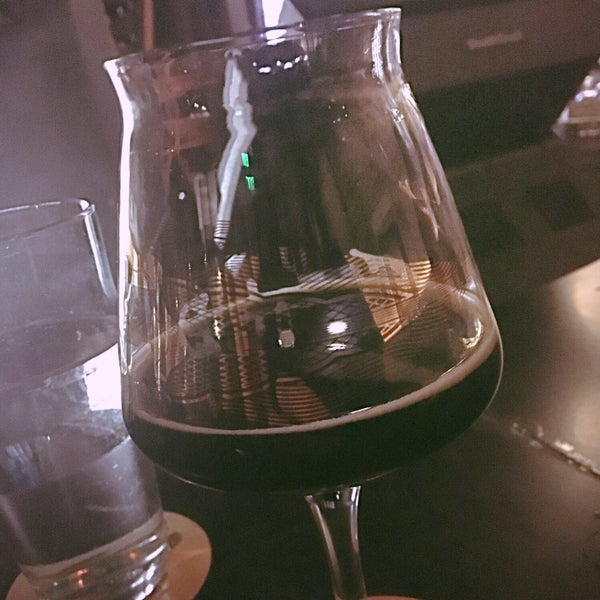 9/23/2018 tarihinde Eric B.ziyaretçi tarafından Ermanos Craft Beer &amp; Wine Bar'de çekilen fotoğraf