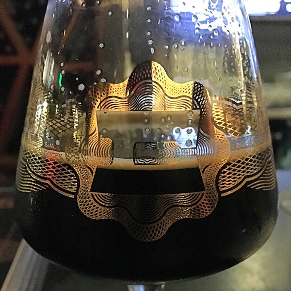 Das Foto wurde bei Ermanos Craft Beer &amp; Wine Bar von Eric B. am 6/25/2018 aufgenommen
