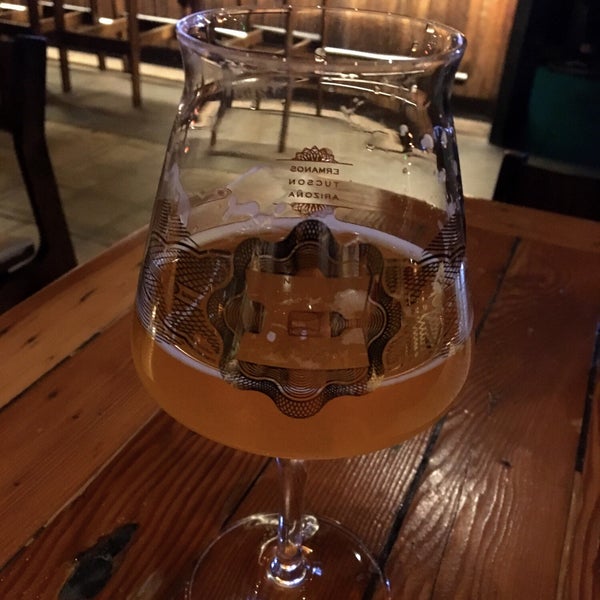1/16/2019 tarihinde Eric B.ziyaretçi tarafından Ermanos Craft Beer &amp; Wine Bar'de çekilen fotoğraf