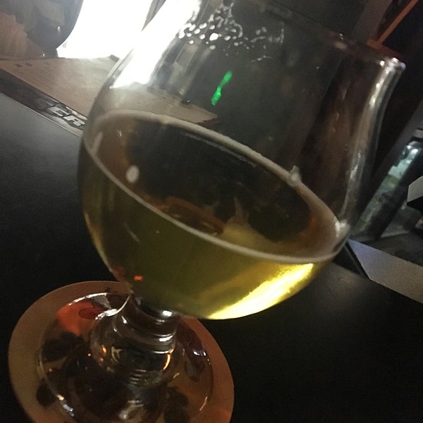 Foto tirada no(a) Ermanos Craft Beer &amp; Wine Bar por Eric B. em 9/23/2018