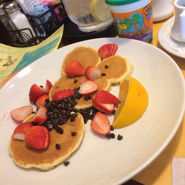 Foto scattata a Eggsperience Breakfast &amp; Lunch - Park Ridge da Gul K. il 11/7/2014
