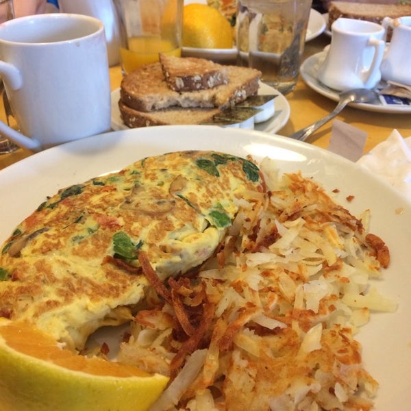 11/7/2014에 Gul K.님이 Eggsperience Breakfast &amp; Lunch - Park Ridge에서 찍은 사진