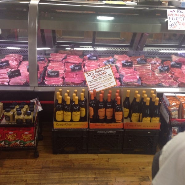 Foto scattata a Inboden&#39;s Gourmet Meats &amp; Specialty Foods da Trevor C. il 5/24/2014