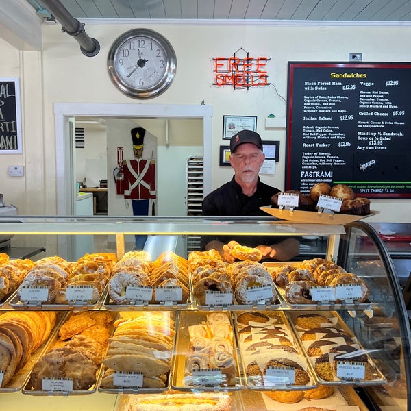 6/26/2022 tarihinde Anna L.ziyaretçi tarafından Birkholm&#39;s Solvang Bakery &amp; Cafe'de çekilen fotoğraf