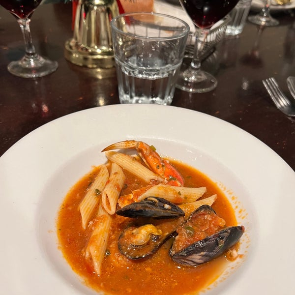 Снимок сделан в Sotto Mare Oysteria &amp; Seafood Restaurant пользователем Anna L. 12/8/2022