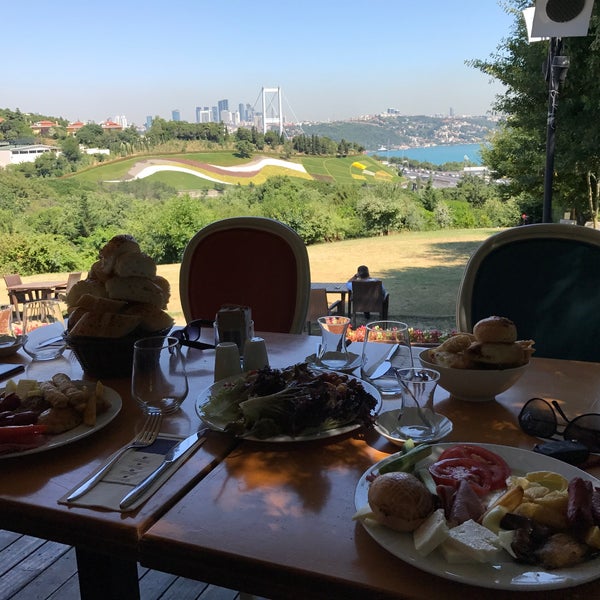 รูปภาพถ่ายที่ Messt Cafe &amp; Restaurant โดย Ümit A. เมื่อ 7/9/2017