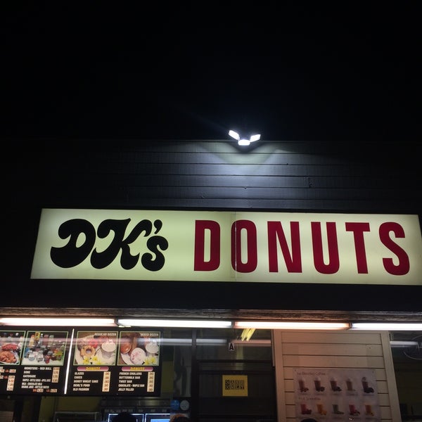 รูปภาพถ่ายที่ DK&#39;s Donuts โดย Brandon B. เมื่อ 2/21/2015