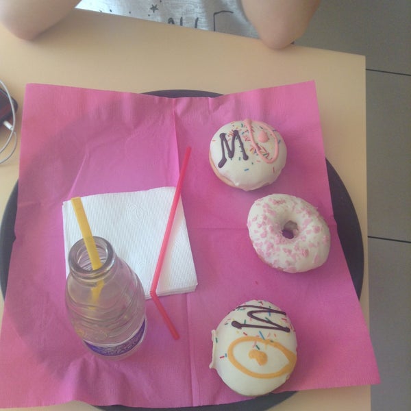 รูปภาพถ่ายที่ MO Donuts &amp; Coffee โดย Sofia S. เมื่อ 5/4/2013