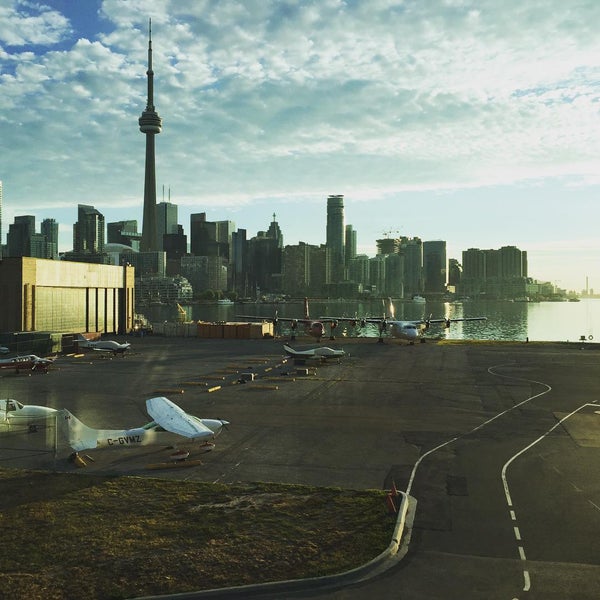Foto diambil di Billy Bishop Toronto City Airport Ferry oleh Igor D. pada 8/10/2015