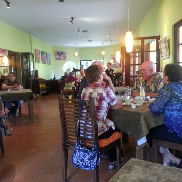 Das Foto wurde bei Restaurante Mango at Isla Verde von Carlos D. am 2/16/2014 aufgenommen