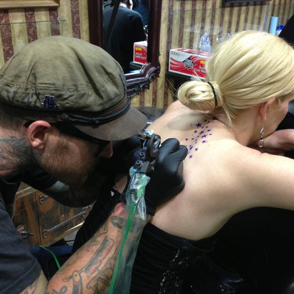 รูปภาพถ่ายที่ Studio City Tattoo &amp; Los Angeles Body Piercing โดย Cynthia S. เมื่อ 7/13/2013