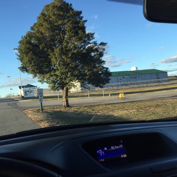 FCI Petersburg Low Federal Correctional Institution 1 tip de 52