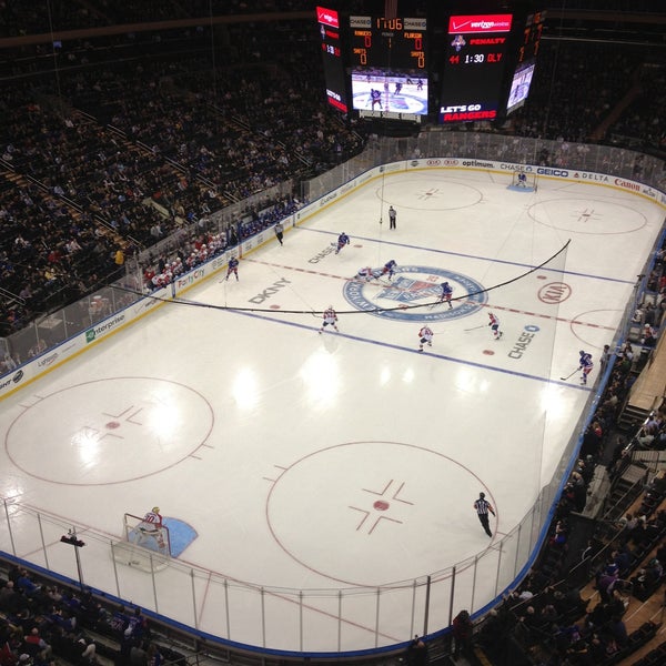 รูปภาพถ่ายที่ Madison Square Garden โดย Mechel P. เมื่อ 4/18/2013