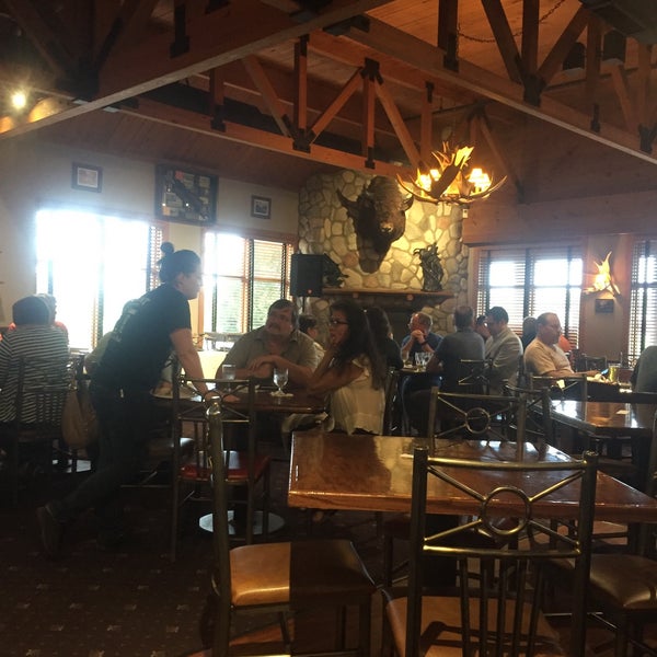 5/14/2018 tarihinde Beer J.ziyaretçi tarafından Redwood Steakhouse &amp; Brewery'de çekilen fotoğraf